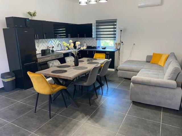 Dora Vendeghaz Apartment Letenye Bagian luar foto